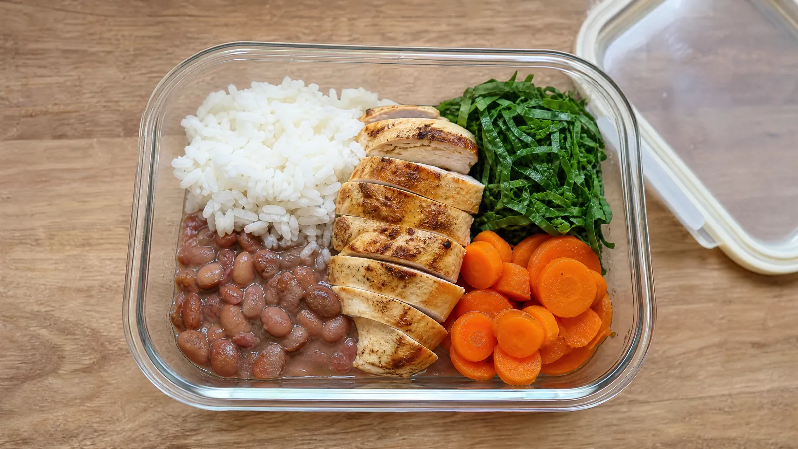 Foto do prato pronto: Marmita de frango com arroz, feijão e couve